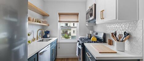 Geladeira, micro-ondas, fogão, cooktop