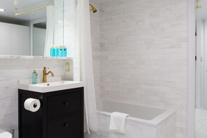 Haartrockner, Handtücher, Seife, Shampoo