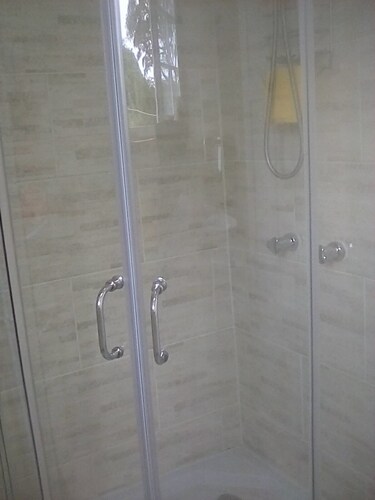 Close by: beach, airport, taxi, supermarkets, ATM, bus routes. Single or couple.
