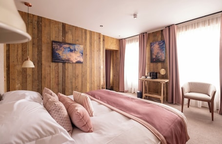 Deluxe Suite | Free WiFi, bed sheets. The Stroud Hotel