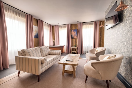 Deluxe Suite | Living area. The Stroud Hotel