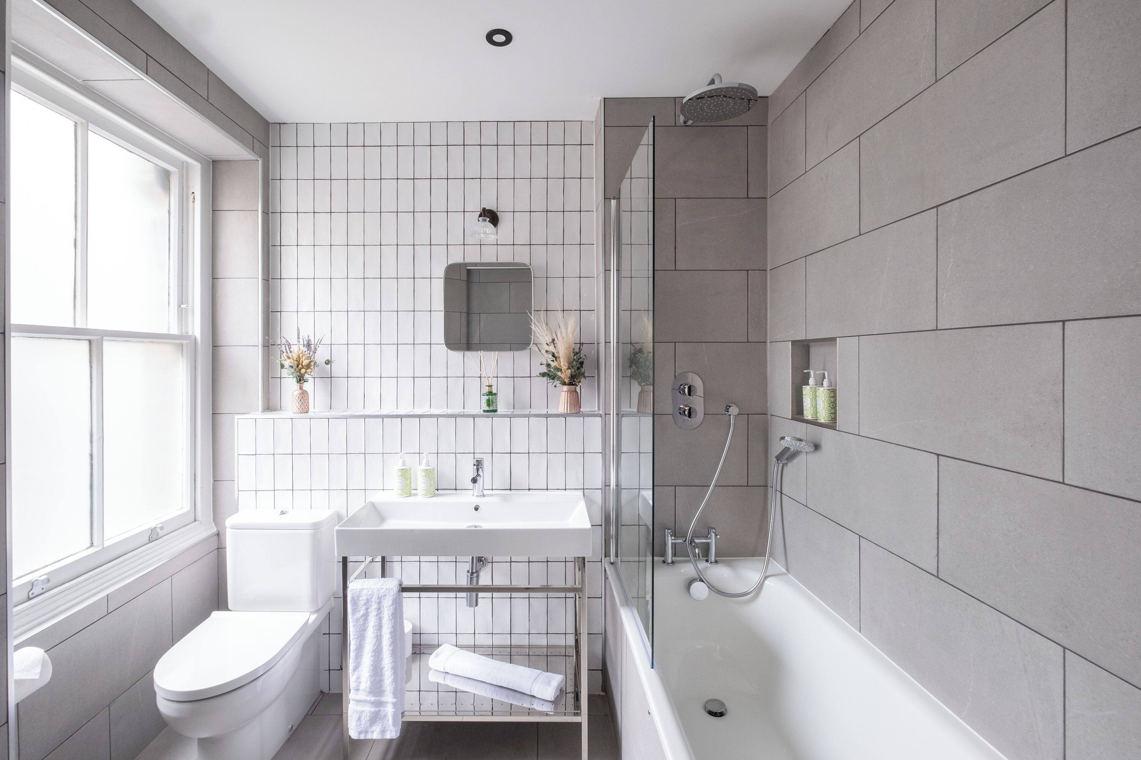 Un baño moderno con inodoro, lavabo y bañera.