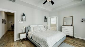 3 habitaciones, escritorio y tabla de planchar con plancha