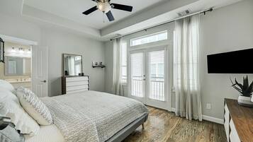 3 kamar tidur, meja kerja, setrika/meja setrika, dan tempat tidur bayi