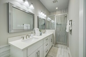 Douche, séchoir à cheveux, serviettes fournies, savon