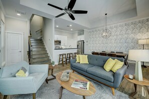 Smart TV, stereo, computer monitors - +Prime HTX Heights Location +Walkable to Dining/Coffee +King/Queen & Bunk Rooms (Houston)