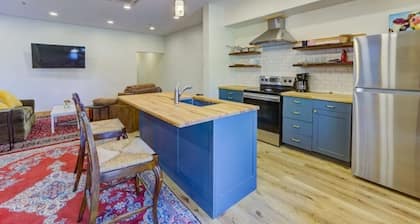Spacious, Cozy, and Updated Downtown Apartment!