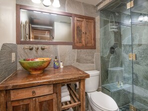 Bathtub, hair dryer, towels - Village Center 1F | 2BR Condo in the Heart of Vail Village (Vail)