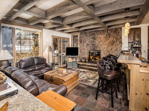 Village Center 1F | 2BR Condo in the Heart of Vail Village