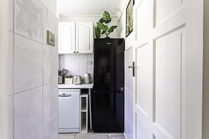 Basic Apartment, Multiple Beds | Private kitchen - Chic High Spec Apartment Near Central London (London)