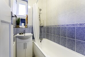 Apartamento básico, varias camas | Baño | Toallas, jabón, champú y papel higiénico