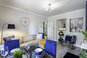 Apartamento básico, varias camas | Restauración