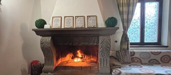 Rustic Elegance at Two Steps from Rome: Relaxation among Exposed Beams and Cotto