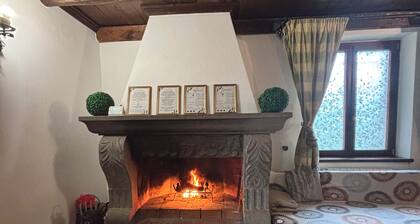 Rustic Elegance at Two Steps from Rome: Relaxation among Exposed Beams and Cotto