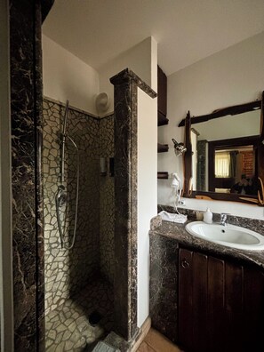 Een douche, een haardroger, een bidet, handdoeken