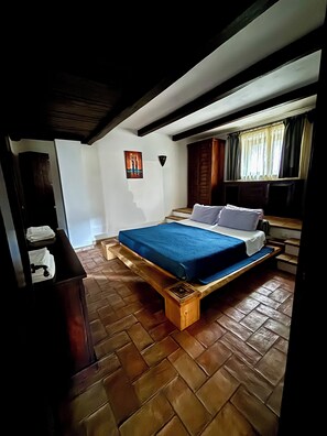 2 soverom, skrivebord, strykejern/-brett og reiseseng for barn