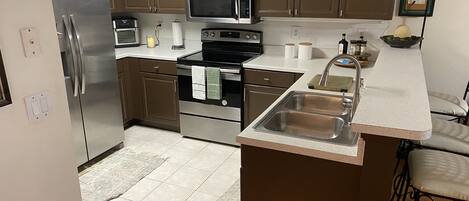 Réfrigérateur, micro-ondes, four, plaque de cuisson