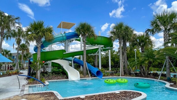 Ein Wasserpark mit mehreren Wasserrutschen und einem Poolbereich.