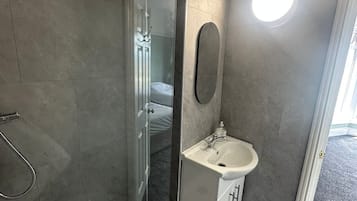 Classic Double Room | Bathroom