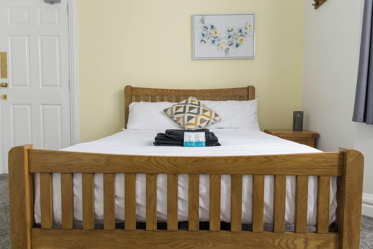 Kamar Double Standar, kamar mandi umum | Seprai premium, Wi-Fi gratis, dan seprai linen