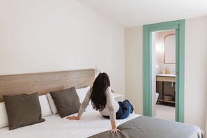 ファミリー 4 人部屋 | デスク、防音設備、WiFi (無料)