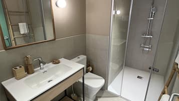 Family Quadruple Room | Bathroom | Shower, towels