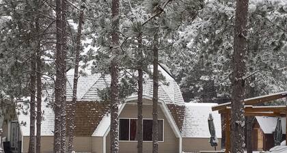Large geodesic dome with loft; near lakes and minutes from Wisconsin Dells!