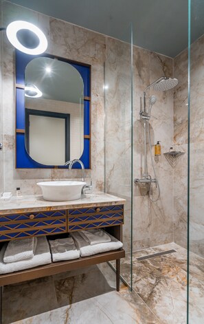 Habitación clásica doble | Baño | Ducha, cabezal de ducha tipo lluvia, secador de pelo y albornoces