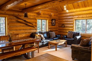 Smart TV, DVD player - July Special! Cabin with hot tub! Near FairPlay & Breck! (Alma)