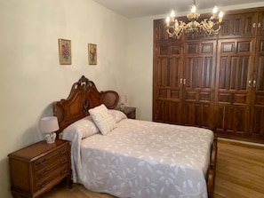 4 bedrooms, WiFi, bed sheets