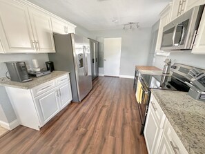 冷蔵庫、電子レンジ、オーブン、コンロ