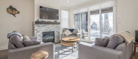 Smart-tv, eldstad, bordsfotboll och en stereo