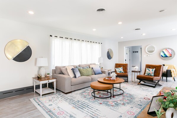 Een smart-tv en een stereo