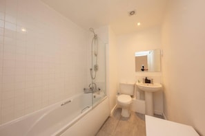 Apartment, 1 Queen Bed | Bathroom