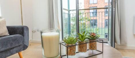 Apartment, 1 Queen Bed | Living area