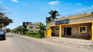Un edificio de dos pisos con un letrero que dice Sunrise Guest House.