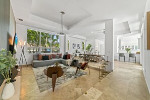 智能電視、壁爐、電子遊戲、足球機