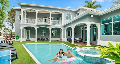 Luxury Resort / Near Airport, Pool, Jacuzzi, Games