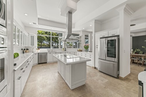 Luxury Resort / Near Airport, Pool, Jacuzzi, Games