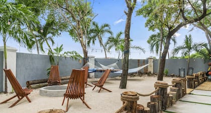 Luxury 7BR, Pool, Games, Beach, 12min to Airport