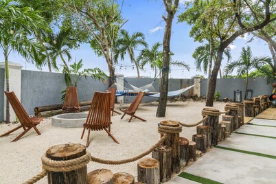 Luxury 7BR, Pool, Games, Beach, 12min to Airport