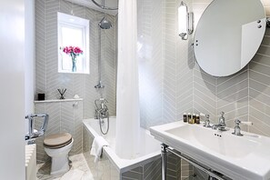 Apartment | Bathroom - Notting Hill Charm: Central 2-bed Gem (London)