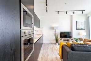 Apartment | Private kitchen - Icon Tower Flat VI (London)