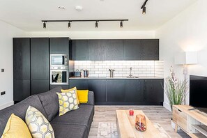Apartment | Private kitchen | Dining tables - Icon Tower Flat VI (London)