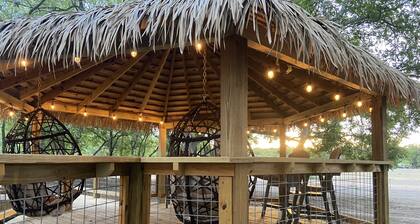 Blue Jay Yurt/Cold A/C!! /Medina River/Hot Tub/Close to Town/River Yurt Village