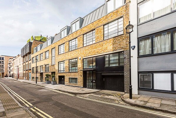 المنشأة من الخارج