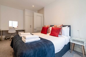 3 عدّة غرف نوم ومكتب ومساحة عمل للكمبيوتر المحمول ومكواة/لوح كي