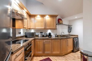 Basic-Haus, Mehrere Betten | Eigene Küche | Kühlschrank, Mikrowelle, Ofen, Herdplatte