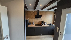 Kjøleskap, mikrobølgeovn, ovn og kokeplater