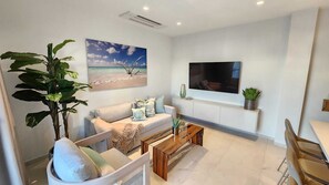 Smart TV - Wariruri 2-Bedroom Condo Suite Aruba - with Oversized pool (Noord)